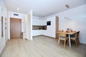 Kuchyňa alebo kuchynka v ubytovaní Apartamenty NAVIGATOR PORT-NADMORSKIE TARASY Brilliant 613