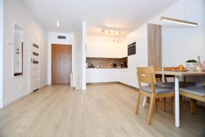 Kuchyňa alebo kuchynka v ubytovaní Apartamenty NAVIGATOR PORT-NADMORSKIE TARASY Brilliant 613
