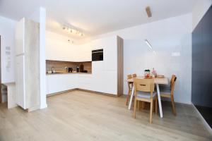 Kuchyňa alebo kuchynka v ubytovaní Apartamenty NAVIGATOR PORT-NADMORSKIE TARASY Brilliant 613