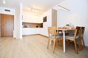 Kuchyňa alebo kuchynka v ubytovaní Apartamenty NAVIGATOR PORT-NADMORSKIE TARASY Brilliant 613