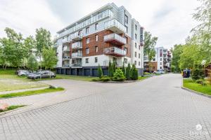 une rue vide devant un bâtiment dans l'établissement Jantar Apartamenty - Family Vacation Polanki, à Kołobrzeg