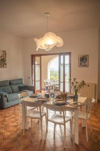 A seating area at Totohouse Da Marco piscina riscaldata