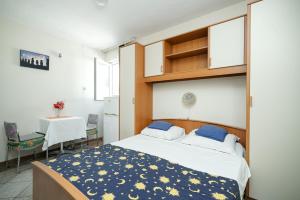 Postel nebo postele na pokoji v ubytování Apartmani Križanović