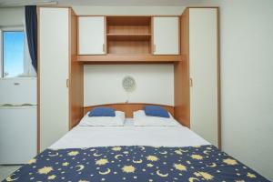 Postel nebo postele na pokoji v ubytování Apartmani Križanović
