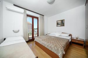 Säng eller sängar i ett rum på Apartmani Križanović