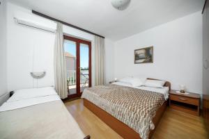 Postel nebo postele na pokoji v ubytování Apartmani Križanović