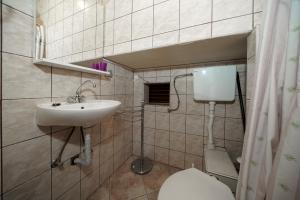 Koupelna v ubytování Apartmani Križanović