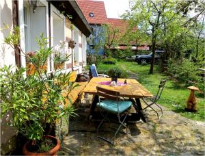 - une table et des chaises en bois dans la cour dans l'établissement Ferienhaus Pfeiffer, à Neusitz