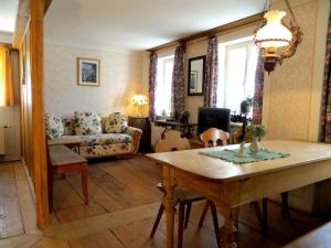 a living room with a table and a couch at Ferienhaus Pfeiffer in Neusitz