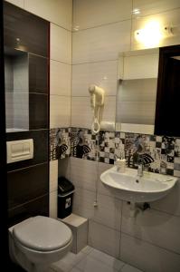 łazienka z toaletą i umywalką w obiekcie Hotel Pauza w mieście Radzyń Podlaski