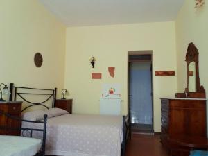 um quarto com 2 camas e uma cómoda e uma porta em Agriturismo San Cristoforo di Marco e Andrea em Amelia