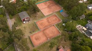 Tennis ja/või seinatennis majutusasutuses Hälleviks Havsbad või selle läheduses