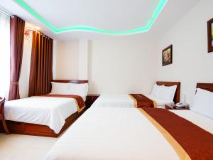 Postel nebo postele na pokoji v ubytování Dalat Venus Hotel