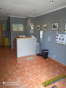 Habitación con encimera y suelo de baldosa. en Hostal La Torre en Santander