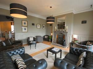 A seating area at Crescent Garden House 