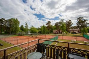 Tennis ja/või seinatennis majutusasutuses Hälleviks Havsbad või selle läheduses