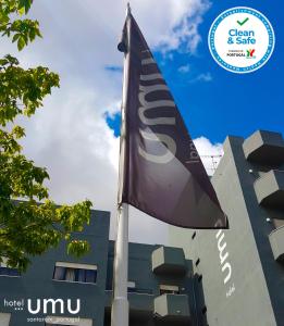 una bandera en un poste frente a un edificio en Hotel Umu, en Santarém