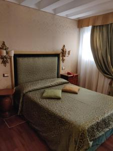 A bed or beds in a room at Ca' Marinella