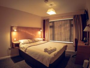 Кровать или кровати в номере Hallam Rooms