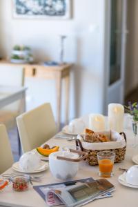 una mesa con platos y tazones de comida. en Histoires de Bastide, en Tourrettes-sur-Loup