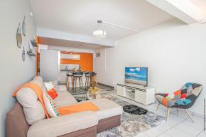 TV a/nebo společenská místnost v ubytování Le Brin d'Amour Apartment
