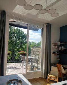 sala de estar con puerta corredera de cristal que da a un patio en HORTILLON, en Amiens