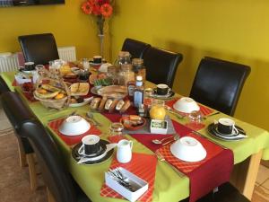 una mesa con comida y bebidas en la parte superior en Broomlea en Ardersier