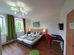 Postel nebo postele na pokoji v ubytování Garni Hotel Biebertal am Milseburgradweg