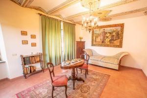 sala de estar con mesa, sillas y sofá en Castello di Crocicchio, en Crocicchio
