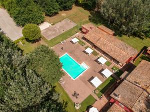 an overhead view of a backyard with a swimming pool at Agriturismo Oasi Torre Del Colle in Bevagna