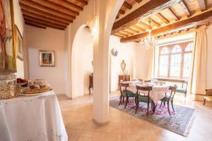 comedor con mesa y sillas en Castello di Crocicchio, en Crocicchio