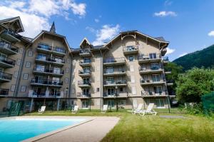 a large apartment building with a swimming pool at Grand Panorama T2 aux pieds des télécabines "LE VALLEEN" in Saint-Gervais-les-Bains