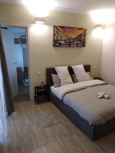 una camera da letto con un letto con un quadro a ponte sul muro di Villa Ivana a Roma