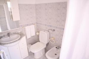 un bagno con un water bianco e un lavandino di Salema Beach Private Villa a Salema
