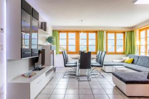 - un salon avec un canapé et une table dans l'établissement Apartment Dolomit EG - GRIWA RENT AG, à Grindelwald