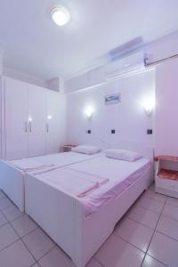 una camera bianca con un grande letto bianco di Sezin Apart a Marmaris