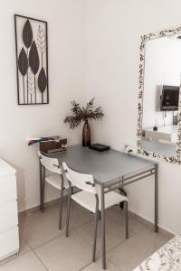 escritorio con 2 sillas y mesa con espejo en סטודיו ליה - studio lia eilat, en Eilat