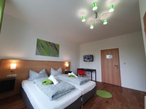 Postel nebo postele na pokoji v ubytování Garni Hotel Biebertal am Milseburgradweg + 35 fotografií