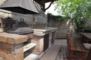 una cocina al aire libre con parrilla y mesa en Guest House Tavr, en Yalta