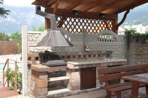 una cocina al aire libre con parrilla y campana en Guest House Tavr, en Yalta