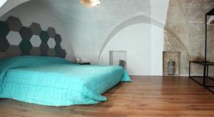 ナルドにあるLa Dimora del Sartoのベッドルーム1室(ベッド1台、緑の掛け布団付)