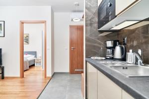 Kuchyňa alebo kuchynka v ubytovaní Exclusive Apartments Marina by Noclegi Renters