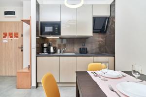 Kuchyňa alebo kuchynka v ubytovaní Exclusive Apartments Marina by Noclegi Renters