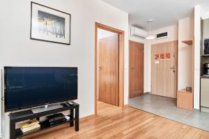 Televízia a/alebo spoločenská miestnosť v ubytovaní Exclusive Apartments Marina by Noclegi Renters