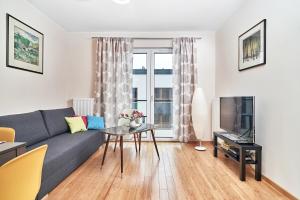 Televízia a/alebo spoločenská miestnosť v ubytovaní Exclusive Apartments Marina by Noclegi Renters