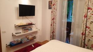 a bedroom with a bed and a television on a wall at GREEN VIEW in Sinaia