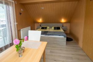 1 dormitorio con 1 cama y 1 mesa en una habitación en Apartment Kikelj, en Bohinj