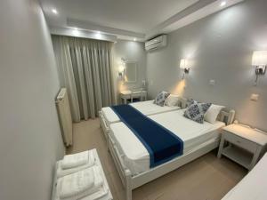Cama ou camas em um quarto em Ifestos Hotel