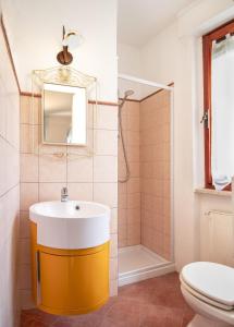 ein Bad mit einem Waschbecken und einer Dusche in der Unterkunft Villa Ori B&B in Bocca di Magra