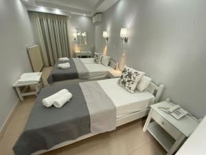 Cama ou camas em um quarto em Ifestos Hotel